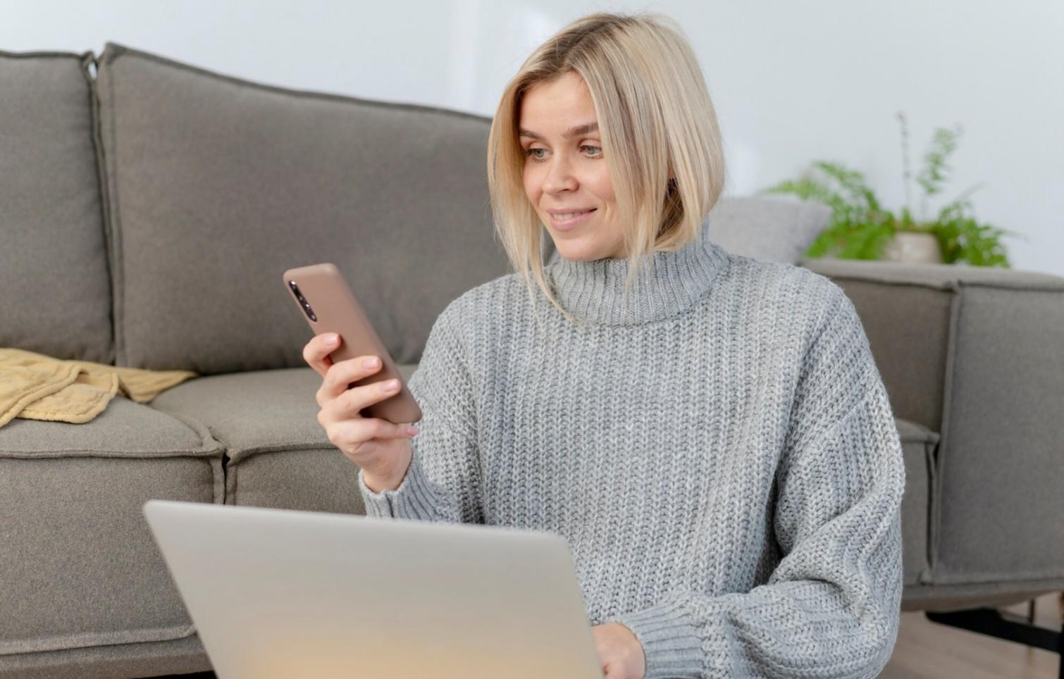 Arbeitsplatz mit Dokumenten und Unterlagen für die Budgetvorbereitung