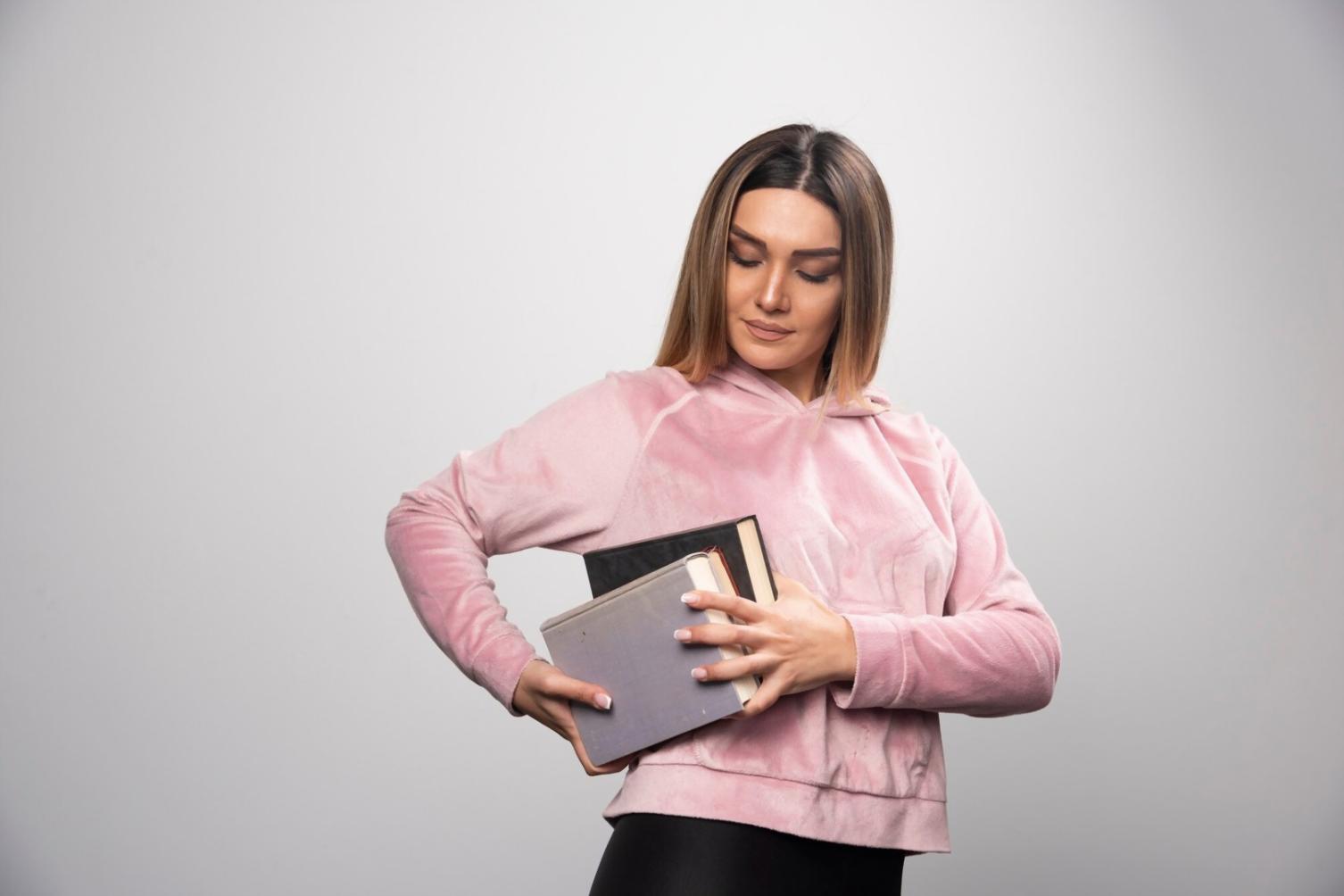 Sortierte Finanzunterlagen und Verträge auf einem Schreibtisch